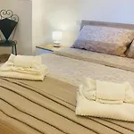 Maria Villa *